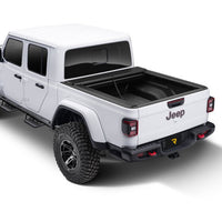 - כיסוי מיטה נגלל Roll-N-Lock M-Series לרכב Jeep Gladiator 2020 עם מיטה באורך 5 פיט ומערכת Trail Rail.